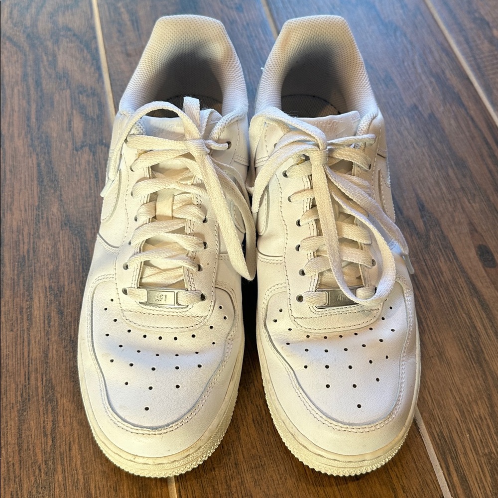 Classic Women's White Leather Sneakers - Stylish Everyday Comfort